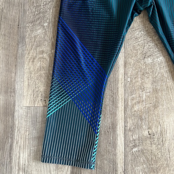 GAP Fit gFast Blue Capri Legging. - Picture 5 of 10